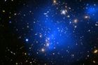 Pandořina kupa se přezdívá obrovské kupě galaxií. Plyn zářící modrou barvou je tak horký, že svítí pouze v rentgenovém záření.
