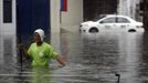 PHILIPPINES/ Description: A road emergency crew member wades through waist-deep floodwater to unclog drains after a heavy downpour in Quezon City, Metro Manila July 3, 2012. Heavy rain has flooded some roads, causing classes to be suspended in parts of Metro Manila, local media reported. REUTERS/Cheryl Ravelo (PHILIPPINES - Tags: ENVIRONMENT) Published: Čec. 3, 2012, 1:53 dop.