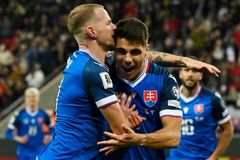 Slováci se hodinu trápili s Lucemburskem, ale MS mají zase blíž. Trefil se i Schranz
