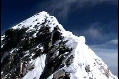 Při pádu letadla pod Everestem zemřelo 18 lidí
