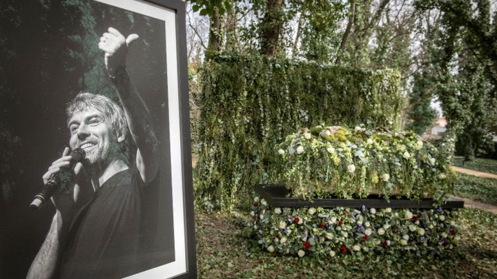 Pohřeb Petra Kellnera se konal o víkendu. Uskutečnil se na zahradě Kellnerovy vily; Zdroj foto: Vladimír Mlynář