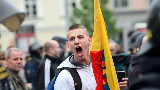 Foto: Neonacisté Brnem prošli, odpůrce policie zatýkala