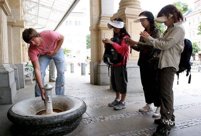 Na první pohled se zdá, že ve Varech jsou dnes jen návštěvníci festivalu. Ale po celé dopoledne ovládá kolonády ruština lázeňských hostů pijících minerální prameny. Japonské turistky si je při tom fotí. Kdo chybí, jsou obyvatelé města, kteří raději odjeli na dovolenou k moři.