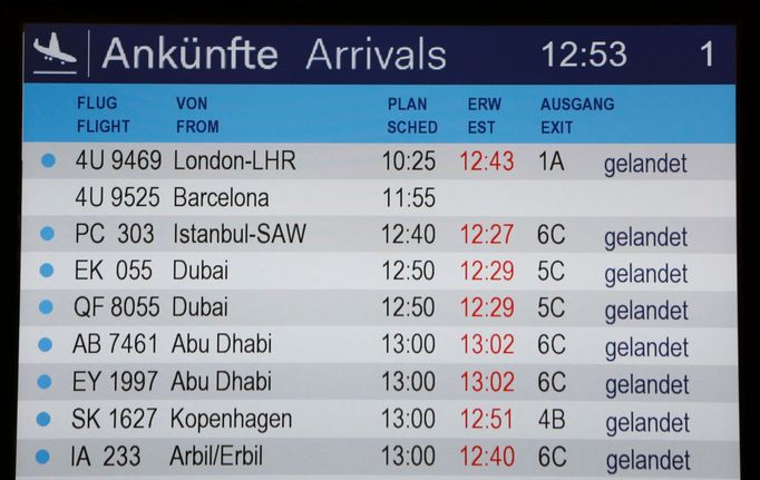 Příletová informační tabule na letišti v Düsseldorfu. Let z Barcelony je druhý odshora.