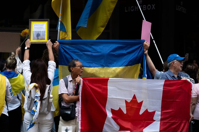 Kanadští Ukrajinci protestují proti uvedení dokumentu Rusové ve válce před kancelářemi torontského festivalu.