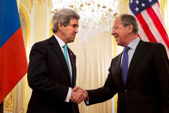 Ministři zahraničí USA a Ruska John Kerry a Sergej Lavrov.