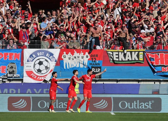 Radost fotbalistů Heidenheimu před vlastními fanoušky