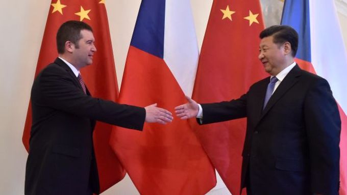 A ten dopis čtyř jste dostal? Místopředseda české vlády Jan Hamáček (ČSSD) se zdraví s čínským prezidentem, soudruhem Si Ťin-pchingem.