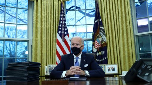 Prezident Joe Biden v Oválné pracovně Bílého domu.