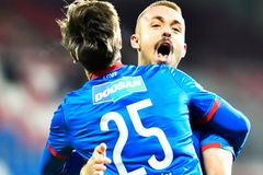 Plzeň rozcupovala Bohemku šesti góly a dotáhla Slavii, Budějovice předvedly obrat