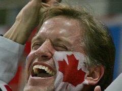 Spokojený fanoušek Kanady při finále MS proti Finsku.