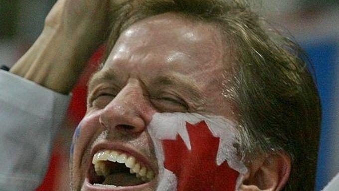 Spokojený fanoušek Kanady při hokejovém zápase.