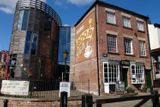 První družstevní prodejna v Evropě vznikla v roce 1844 v anglickém městě Rochdale nedaleko Manchesteru. Dvanáct zakladatelů se složilo po jedné libře a otevřeli obchod, který nabízel základní zboží za férové ceny a s nešizenou mírou.