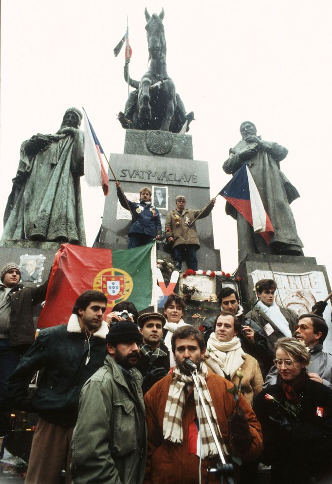 Delegace mladých Portugalců na Václavském náměstí, 9. prosince 1989.