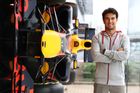 Mladíka z Thajska nahradil zkušený Sergio Pérez. Mexičan unikl hrozbě, že by po celkovém čtvrtém místě zůstal bez místa v F1. Letos načne po Sauberu, McLarenu a Force India/Racing Pointu svoji čtvrtou "štaci" ve světě Grand Prix.