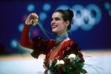 ... kdy kromě olympijských triumfů v Sarajevu 1984 a Calgary 1988 čtyřikrát získala titul mistryně světa a šestkrát po sobě slavila evropský primát.