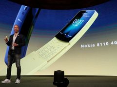 Juho Sarvikas, produktový šéf společnosti HMD Global, představuje nový model Nokia 8110.