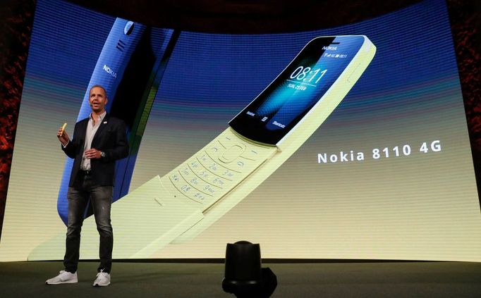 Juho Sarvikas, produktový šéf společnosti HMD Global, představuje nový model Nokia 8110.