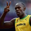 Jamajský sprinter Usain Bolt zdraví fanoušky během semifinále na 100 metrů na OH 2012 v Londýně.