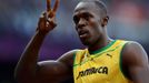 Jamajský sprinter Usain Bolt zdraví fanoušky během semifinále na 100 metrů na OH 2012 v Londýně.