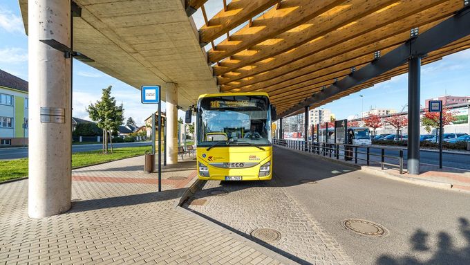 V Jaroměři například vznikl dopravní terminál s pěti autobusovými zastávkami, záchytným parkovištěm pro osobní automobily a parkovací dům pro jízdní kola. Před vznikem terminálu nemělo město funkční p