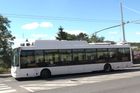 V Praze opět jezdí trolejbus. Potřebuje jen kousek trolejí a baterku k tomu