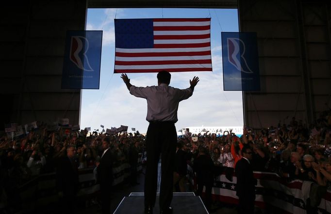 Republican presidential nominee Mitt Romney waves to the crowd at a campaign rally in Colorado Springs, Colorado November 3, 2012. REUTERS/Brian Snyder (UNITED STATES - Tags: POLITICS ELECTIONS USA PRESIDENTIAL ELECTION) Published: Lis. 3, 2012, 10:41 odp.