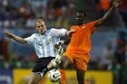 Argentinec Esteban Cambiasso (vlevo) a Didier Zokora z Pobřeží Slonoviny bojují o míč.