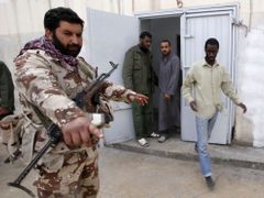 Ve vězení v Benghází rebelové vězní příslušníky Kaddáfího oddílů a žoldnéře.