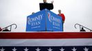 Republican vice-presidential candidate U.S. Congressman Paul Ryan (R-WI) (C) introduces Republican presidential candidate and former Massachusetts Governor Mitt Romney at a campaign rally in Dayton, Ohio September 25, 2012. REUTERS/Brian Snyder (UNITED STATES - Tags: POLITICS ELECTIONS USA PRESIDENTIAL ELECTION) Published: Zář. 25, 2012, 9:18 odp.