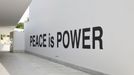 Yoko Ono: Peace is Power, 2017, nápis na zdi muzea v portugalském Portu.