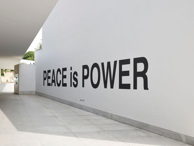 Yoko Ono: Peace is Power, 2017, nápis na zdi muzea v portugalském Portu.