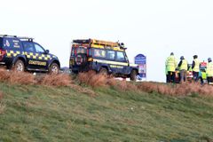 Auto na D1 prorazilo zábradlí mostu a spadlo z dálnice. Řidičku vytlačil havarovaný vůz