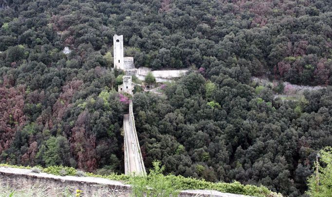 Starobylá středověká tvrz Fortilizio dei mulini se nachází na úpatí kopce Monteluco, který dominuje městu Spoleto.