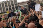 Mír Hosejn Musáví obklopen příznivci na černém shromáždění k uctění zabitých demonstrantů.