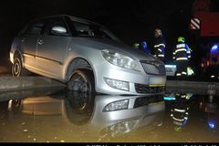 Řidička nezvládla řízení a vjela do fontány. Auto musel vyprostit jeřáb