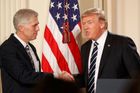 První Trumpův vnitropolitický úspěch: jeho kandidát Neil Gorsuch prošel do Nejvyššího soudu USA
