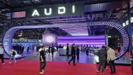 Procházku po šanghajském autosalonu můžeme začít v Evropě známými automobilkami. AUDI, místo kruhů jsou velká písmena, je nový projekt německé značky a čínského partnera SAIC s cílem pomoci lokálním prodejům.
