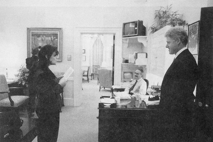 Monica Lewinská a tehdejší prezident USA Bill Clinton na fotografii z Bílého domu. 17. listopadu 1995