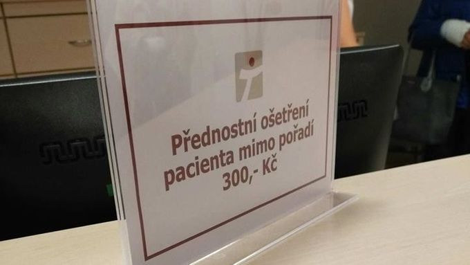 Cedulka s nabídkou přednostního ošetření na poliklinice v Kopřivnici.