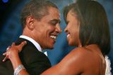 První prezidentský tanec Baracka Obamy: S první dámou USA Michelle Obamovou na "Neighborhood Inaugural Ball" ve Washingtonu.
