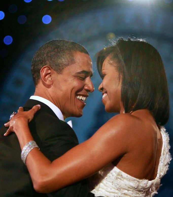 První prezidentský tanec Baracka Obamy: S první dámou USA Michelle Obamovou na "Neighborhood Inaugural Ball" ve Washingtonu.