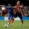 Fotbalista Chelsea Fernando Torres v souboji s Tomášem Hübschmanem ze Šachtaru Doněck v utkání proti  v Lize mistrů 2012/13.