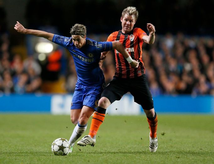 Fotbalista Chelsea Fernando Torres v souboji s Tomášem Hübschmanem ze Šachtaru Doněck v utkání proti  v Lize mistrů 2012/13.