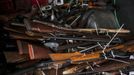 Guns sold to the Seattle Police sit in a pileduring the gun buyback event in Seattle, Washington January 26, 2013. Participants received up to a $100 gift card in exchange for working handguns, shotguns and rifles, and up to a $200 gift card for assault weapons. The event lasted from 9 a.m. until shortly after noon, after the event ran out of $80,000 worth of gift cards. REUTERS/Nick Adams (UNITED STATES - Tags: POLITICS CIVIL UNREST) Published: Led. 27, 2013, 1:08 dop.