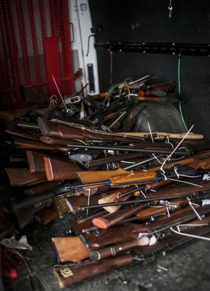 Guns sold to the Seattle Police sit in a pileduring the gun buyback event in Seattle, Washington January 26, 2013. Participants received up to a $100 gift card in exchange for working handguns, shotguns and rifles, and up to a $200 gift card for assault weapons. The event lasted from 9 a.m. until shortly after noon, after the event ran out of $80,000 worth of gift cards. REUTERS/Nick Adams (UNITED STATES - Tags: POLITICS CIVIL UNREST) Published: Led. 27, 2013, 1:08 dop.