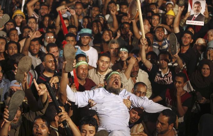 Members of the Muslim Brotherhood and supporters of Egypt's President Mohamed Mursi react after the Egyptian army's statement was read out on state TV, at the Raba El-Adwyia mosque square in Cairo July 3, 2013. Egypt's armed forces overthrew elected Islamist President Mursi on Wednesday and announced a political transition with the support of a wide range of political, religious and youth leaders. A statement published in Mursi's name on his official Facebook page after head of Egypt's armed forces General Abdel Fattah al-Sisi's speech said the measures announced amounted to "a full military coup" and were "totally rejected". REUTERS/Khaled Abdullah (EGYPT - Tags: POLITICS CIVIL UNREST) Published: Čec. 3, 2013, 9:16 odp.