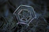 Ledové krystalky mívají tvar šestiúhelníku.
