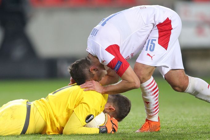 Ondřej Kolář a Ondřej Kúdela se radují v zápase Evropské ligy Slavia Praha - Bayer Leverkusen