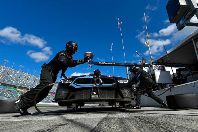 Mechanici v boxech závodu 24h Daytona